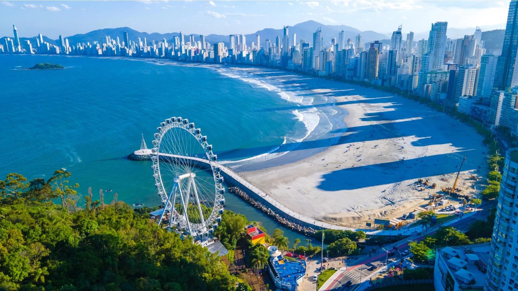 Vista aérea da orla de Balneário Camboriú com a roda-gigante e os edifícios da Barra Sul