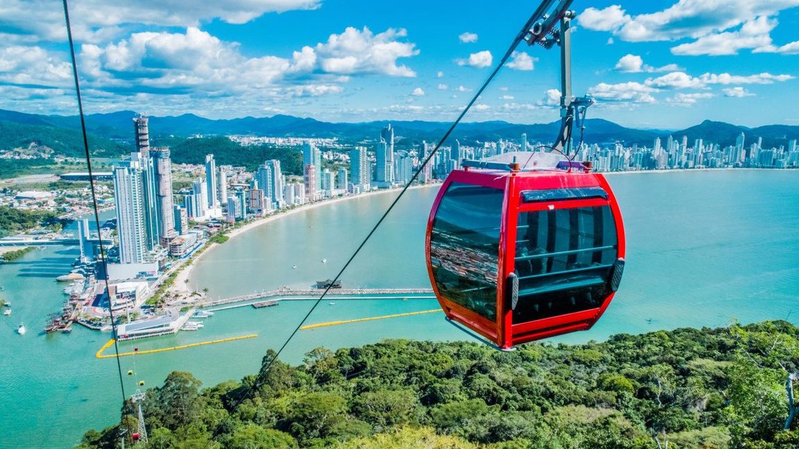 Bondinho aéreo sobre a mata com Balneário Camboriú ao fundo